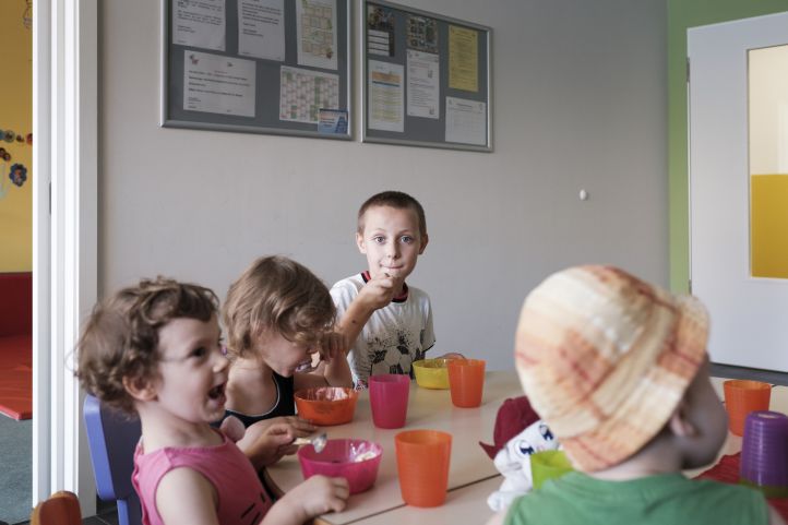 Kinder essen gemeinsam in einer Kita