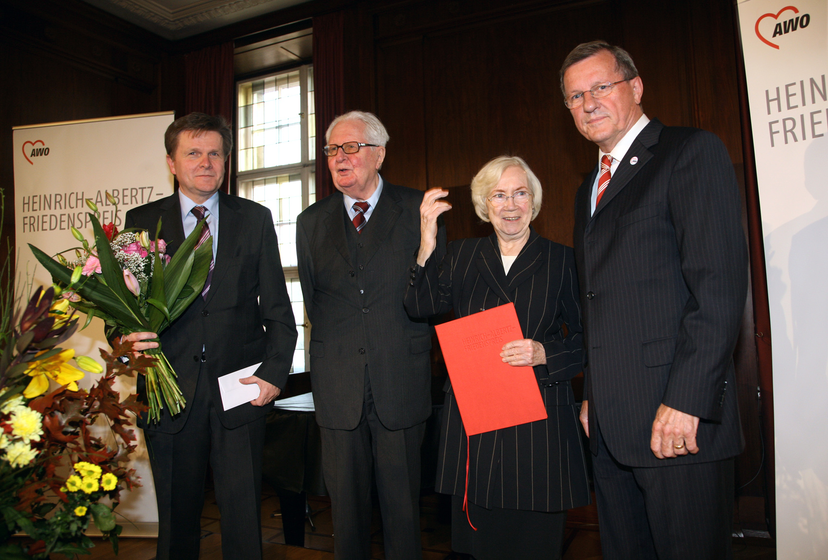 Dr. Hans Jochen-Vogel bei der Verleihung des Heinrich-Albertz-Friedenspreises, zusammen mit Wolfgang Stadler und Wilhelm Schmidt.