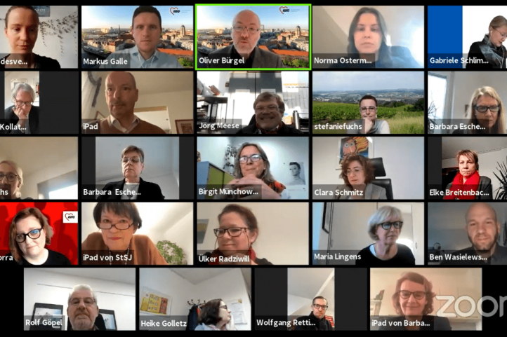 Screenshot eines Zoom Meetings mit vielen Leuten