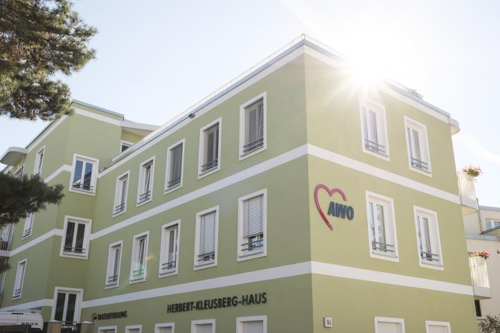 Ein Haus mit AWO Logo im Sonnenschein