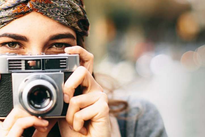 AWO Fotowettbewerb - Titel - Frau mit Fotokamera