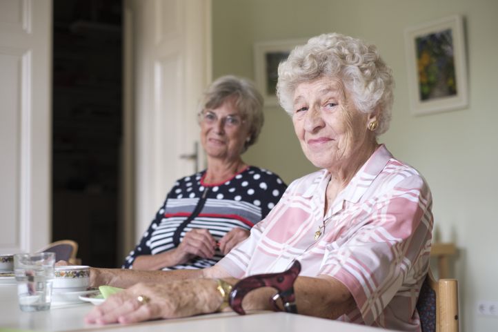 Zwei Seniorinnen lächeln in die Kamera