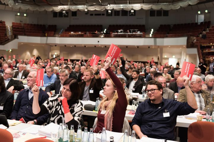 Bild, das Delegierte bei der Abstimmung auf der Bundeskonferenz 2016 zeigt.