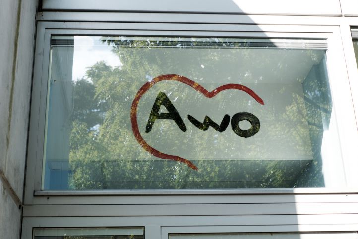 Gemaltes AWO Logo auf Fensterscheibe