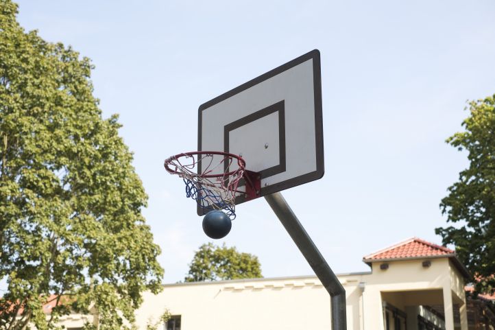 Datei mit Foto wie ein Basketball durch den Korb fällt.