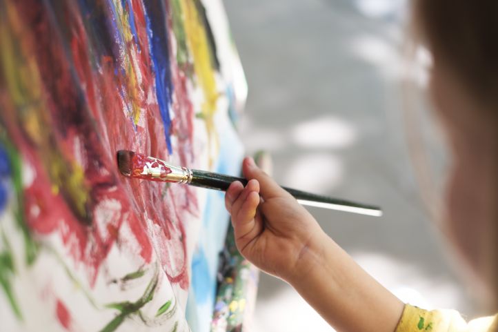 Kind malt mit Ölfarben auf Leinwand