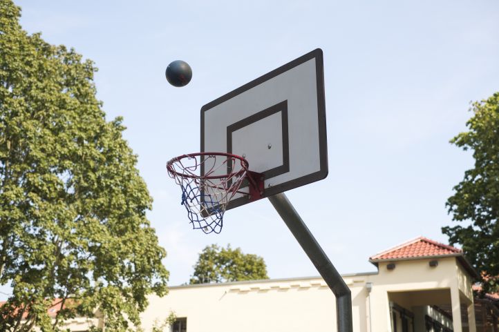 Ein Ball fliegt in einen Basketballkorb