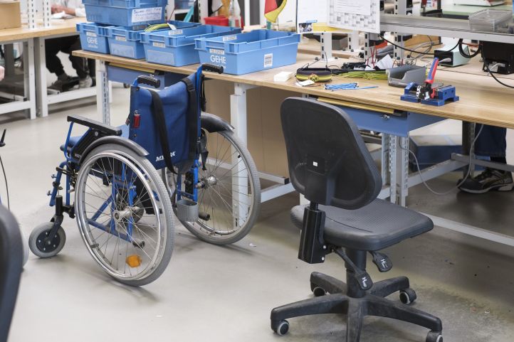 Rollstuhl steht neben einer Werkbank