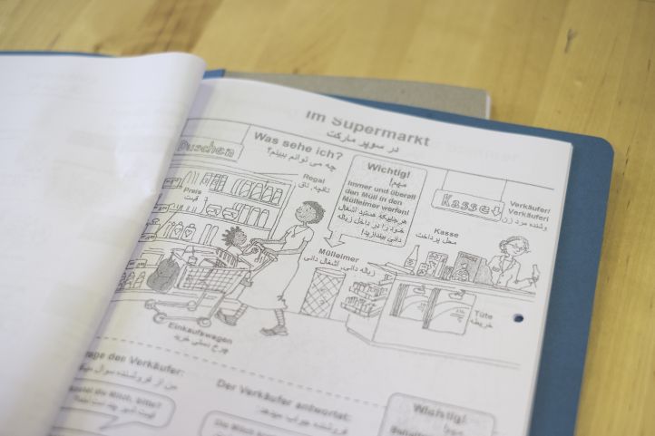 Ein Hefter mit Unterlagen zum lernen der Deutschen Sprache