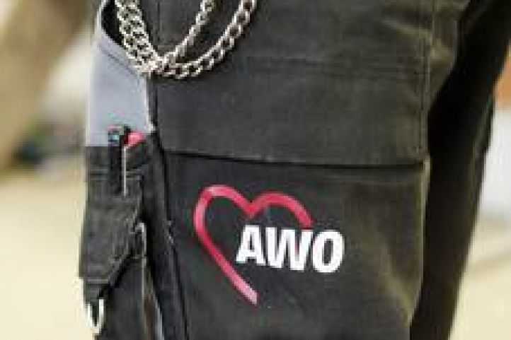 Schwarze Arbeitshose mit AWO Logo.