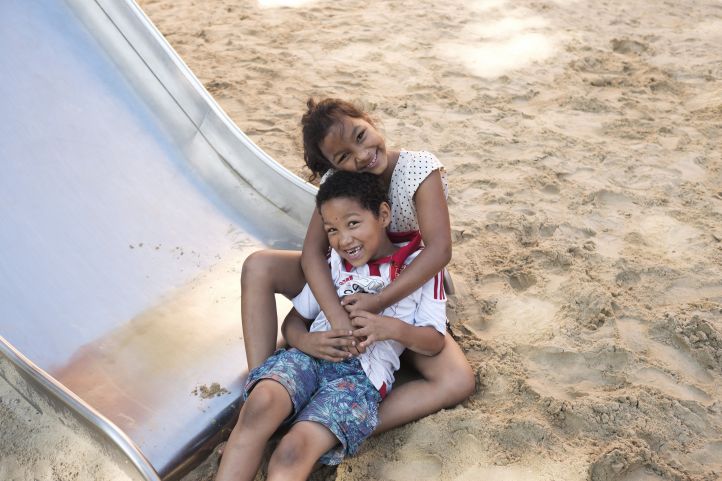 Zwei Kinder im Sand