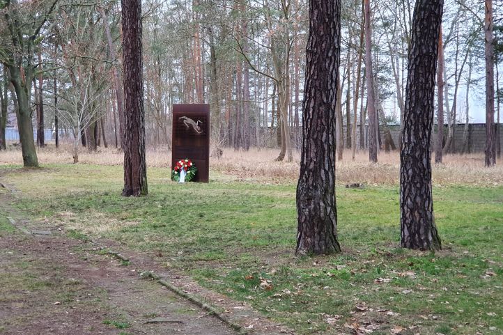 Gedenkstele der AWO in Sachsenhausen mit Kranz