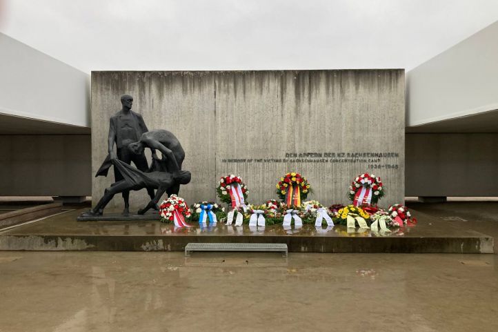 Niedergelegte Kränze in der Gedenkstätte Sachsenhausen 2022