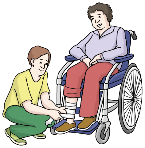 Eine Pflegeassistentin hilft einer älteren Dame die im Rollstuhl sitzt 