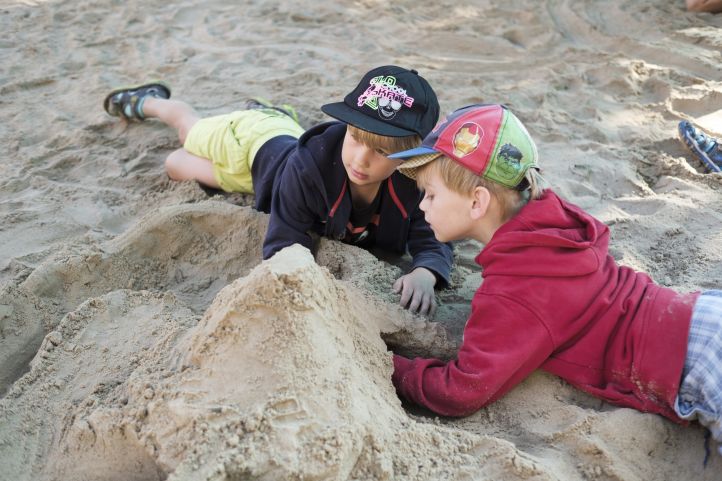 Zwei Jungs spielen im Sandkasten