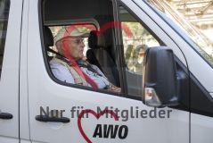ein alter Mann Senior sitzt in einem AWO Auto