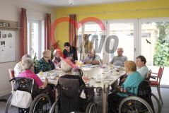 Mehrere alte Menschen Seniorinnen und Senioren sitzen am Tisch und essen