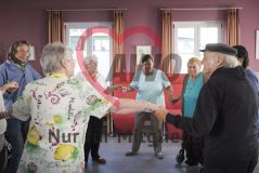 Mehrere alte Menschen Seniorinnen und Senioren tanzen im Kreis