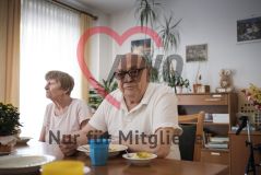 Eine alte Frau Seniorin und ein alter Mann Senior essen