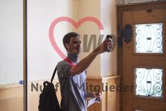 Ein Mann fotografiert sich mit dem Handy Smartphone und macht ein Selfie
