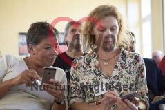 Zwei Frauen schauen auf ihre Handys Smartphones
