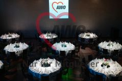 AWO Neujahrsempfang 2023: Impressionen vom AWO Neujahrsempfang; festlich eingedeckte Tische im Kesselhaus in der Kulturbrauerei, man sieht Servietten, Besteck, Blumengedeck und Teller, im Hintergrund das AWO LOgo