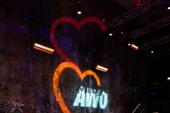AWO Neujahrsempfang 2023: Impressionen vom AWO Neujahrsempfang; der leere Veranstaltungsraum mit Bestuhlung und an die Wand projiziertem AWO Logo