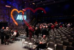 AWO Neujahrsempfang 2023: Der Saal des Kesselhauses der Kulturbrauerei füllt sich langsam. An der Wand das projizierte AWO Logo 