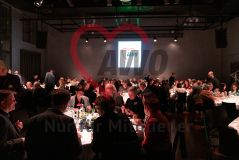 AWO Neujahrsempfang 2023: Impressionen vom gemeinsamen Essen an festlich gedeckten und beleuchteten runden Tischen, im Hintergrund das AWO Logo